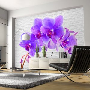 ARTGEIST - Fototapet med lilla orkidÃ© pÃ¥ baggrund af hvide mursten - Flere stÃ¸rrelser 150x105